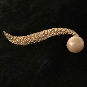 Tara Elegant Gold and Pearl Brooch